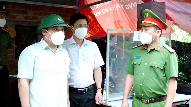 Lãnh đạo tỉnh thăm chốt kiểm soát y tế tại khu vực giáp ranh với tỉnh Quảng Nam