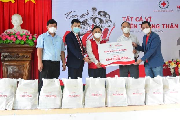 Hội Chữ Thập đỏ tỉnh Quảng Ngãi trao 100 suất quà cho hộ khó khăn ở xã Tịnh Thọ