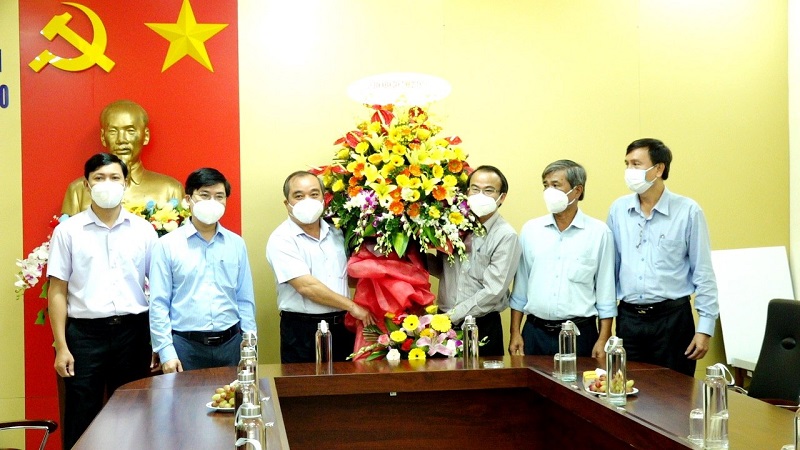 Phó Chủ tịch UBND tỉnh Trần Hoàng Tuấn thăm, chúc mừng các cơ sở giáo dục nhân ngày Nhà giáo Việt Nam