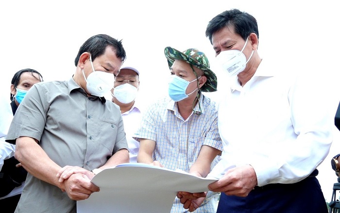 Chủ tịch UBND tỉnh Đặng Văn Minh kiểm tra thực tế một số dự án trên địa bàn Khu kinh tế Dung Quất