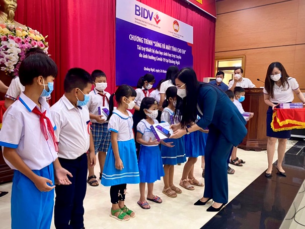BIDV Dung Quất tặng máy tính cho học sinh nghèo các huyện Bình Sơn và Sơn Tịnh