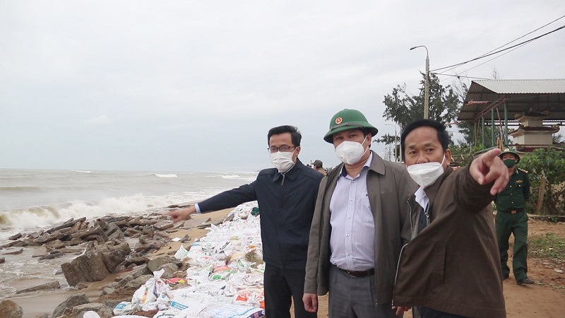 Phó Chủ tịch UBND tỉnh Trần Phước Hiền kiểm tra, chỉ đạo khắc phục sạt lở bờ biển thôn Phổ Trường, xã Nghĩa An