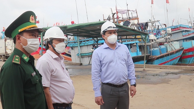 Phó Chủ tịch UBND tỉnh Trần Phước Hiền kiểm tra, chỉ đạo công tác ứng phó bão số 9 tại các địa phương ven biển