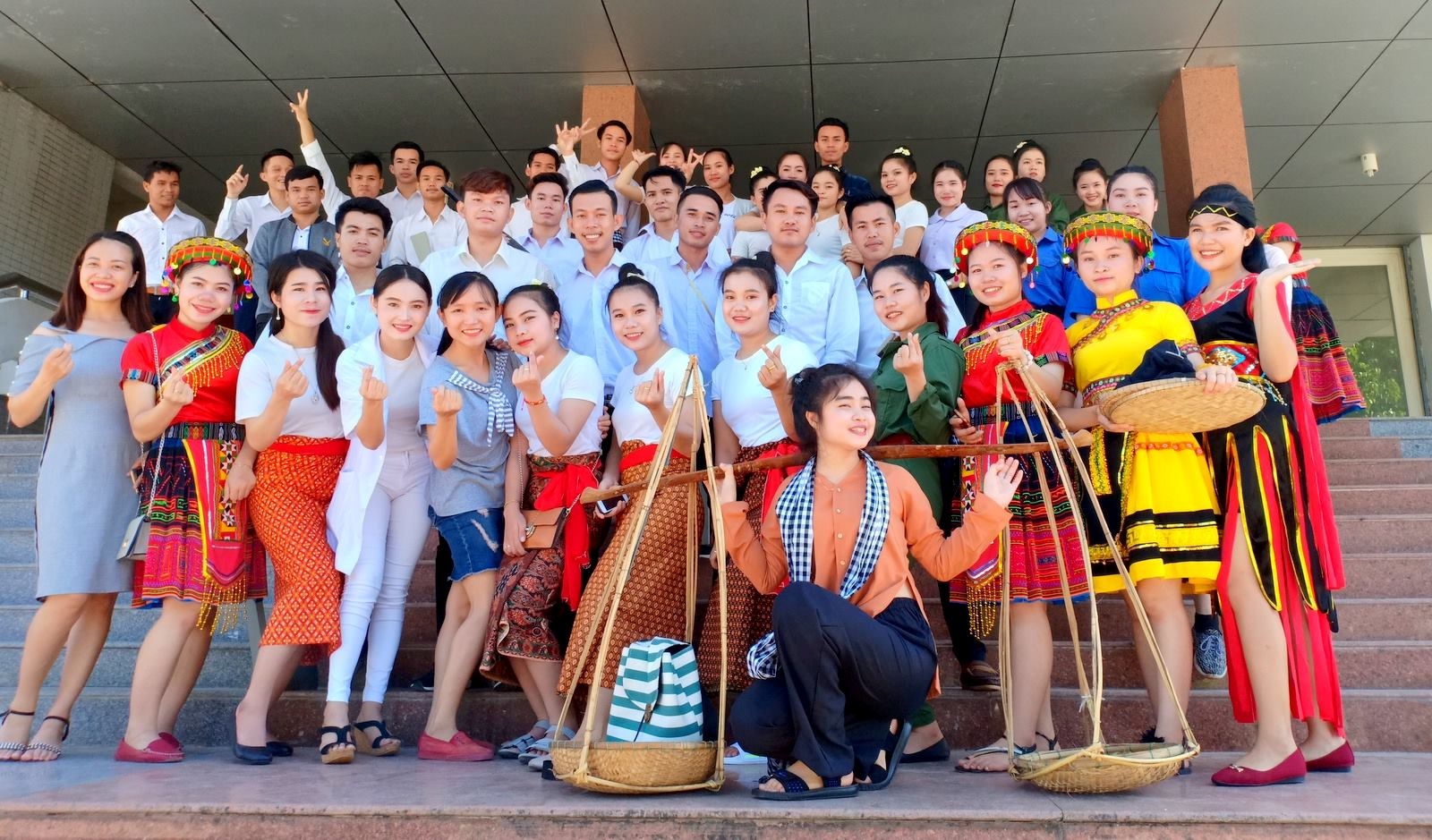 Receiving 8 Laotian students for philology pedagogy at Pham Van Dong University