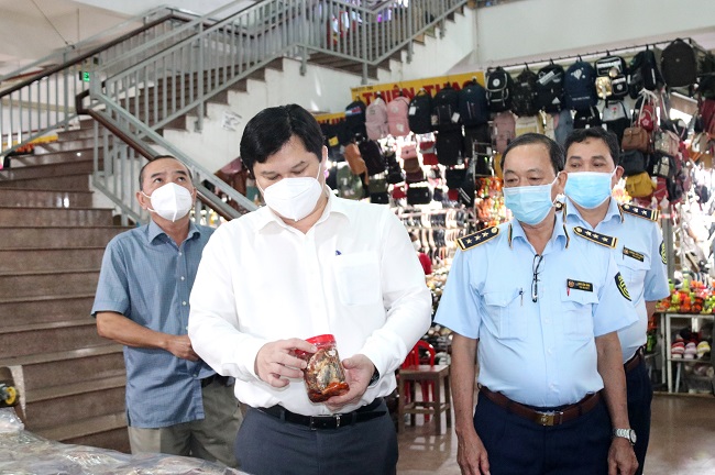 Phó Chủ tịch UBND tỉnh Trần Phước Hiền kiểm tra hàng hoá phục vụ Tết