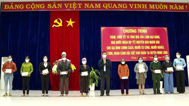 Thường trực Ban Bí thư Trung ương Đảng Võ Văn Thưởng chúc tết, tặng quà cho gia đình chính sách, hộ nghèo huyện Minh Long