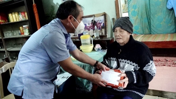 Phó Chủ tịch UBND tỉnh Trần Hoàng Tuấn thăm, chúc Tết người cao tuổi