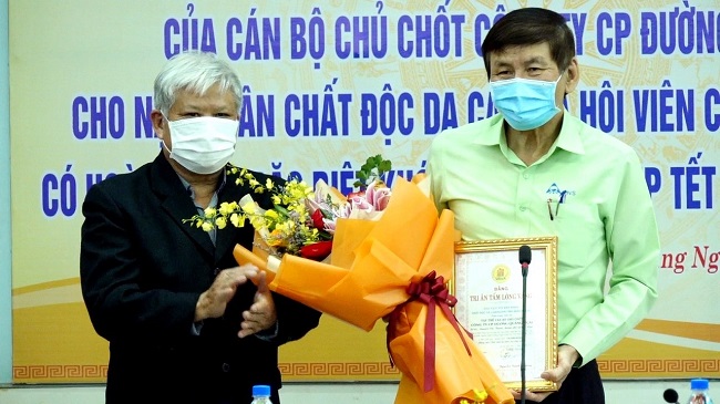 Công ty Cổ phần Đường Quảng Ngãi tặng quà cho nạn nhân chất độc da cam và cựu chiến binh người nghèo