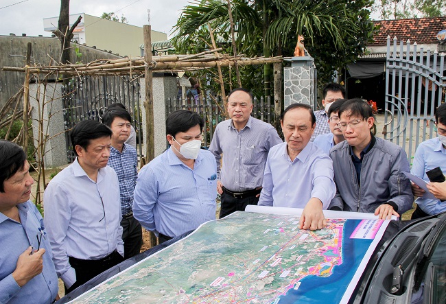 Thứ trưởng Bộ Giao thông vận tải Lê Đình Thọ kiểm tra thực tế Dự án cao tốc đoạn Quảng Ngãi - Hoài Nhơn