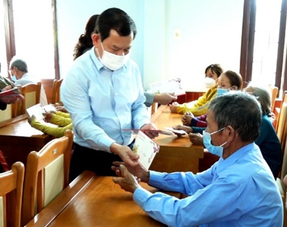 Chủ tịch UBND tỉnh Đặng Văn Minh tặng quà Tết cho người khiếm thị tại huyện Nghĩa Hành