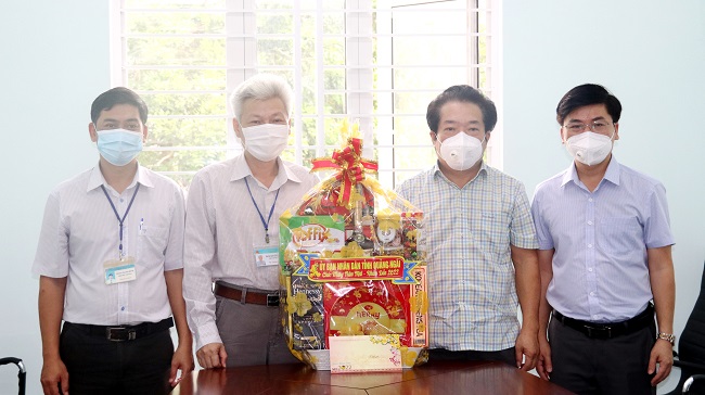 Phó Chủ tịch UBND tỉnh Võ Phiên thăm, chúc Tết cơ sở y tế làm nhiệm vụ trong Tết