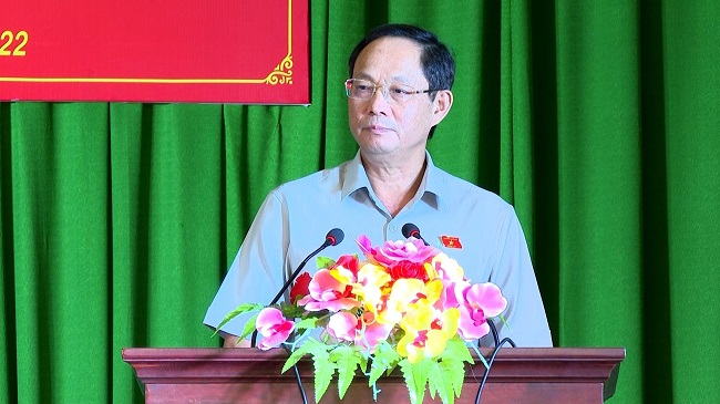 Phó Chủ tịch Quốc hội Trần Quang Phương tặng quà tặng cho hộ nghèo, trẻ em có hoàn cảnh khó khăn