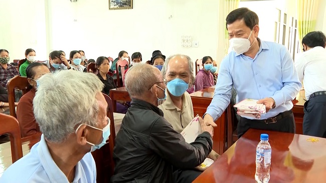 Chủ tịch UBND tỉnh Đặng Văn Minh tặng quà Tết cho người nghèo thành phố Quảng Ngãi
