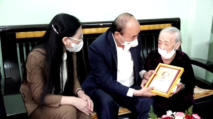 Chủ tịch nước Nguyễn Xuân Phúc thăm Mẹ Việt Nam anh hùng Dương Thị Hơn