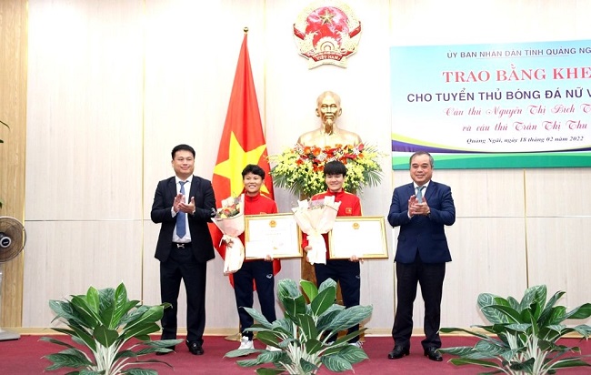 Quảng Ngãi khen thưởng, vinh danh hai tuyển thủ bóng đá nữ Việt Nam