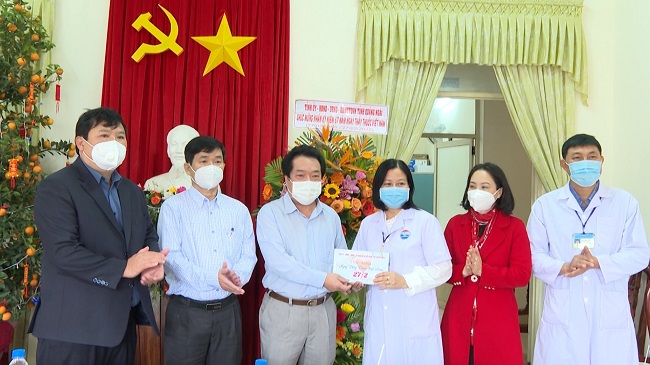 Phó Chủ tịch UBND tỉnh Võ Phiên thăm, tặng quà Trung tâm Y tế huyện Sơn Hà nhân Ngày Thầy thuốc Việt Nam