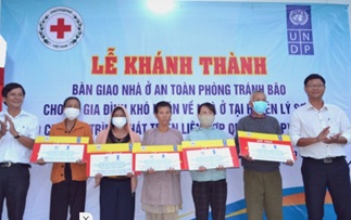 Handing over UNDP-funded 10 safe houses for Ly Son people