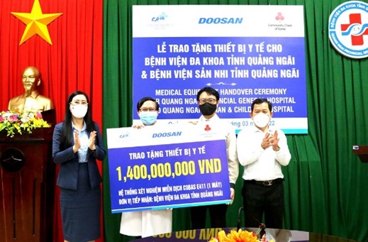 Doosan Vina, Đại học Chung Ang và tổ chức Community Chest of Korea trao tặng 2 gói thiết bị y tế cho tỉnh Quảng Ngãi