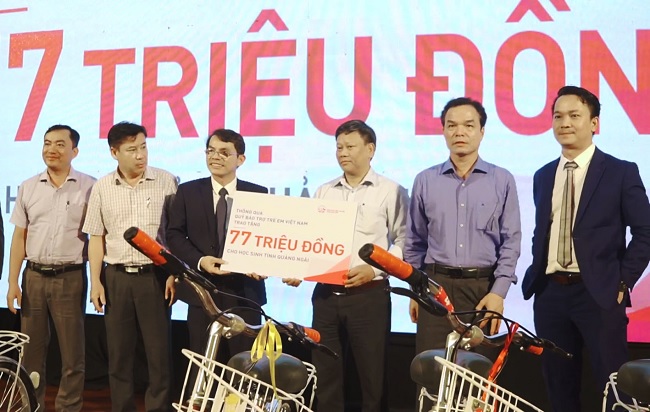 AIA Platinum Quảng Ngãi tặng 40 xe đạp cho học sinh nghèo