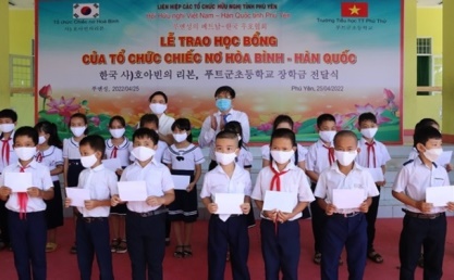 Receiving scholarships of Korea- Vietnam Peace Foundation