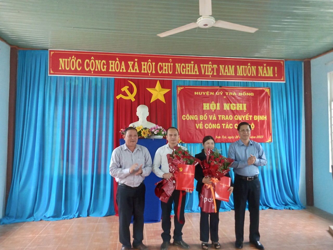 Huyện uỷ Trà Bồng công bố quyết định điều động, luân chuyển cán bộ tại các xã Sơn Trà và xã Trà Phong