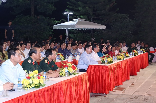 Phó Thủ tướng Trần Hồng Hà dự Chương trình giao lưu nghệ thuật “Điểm tựa hòa bình”