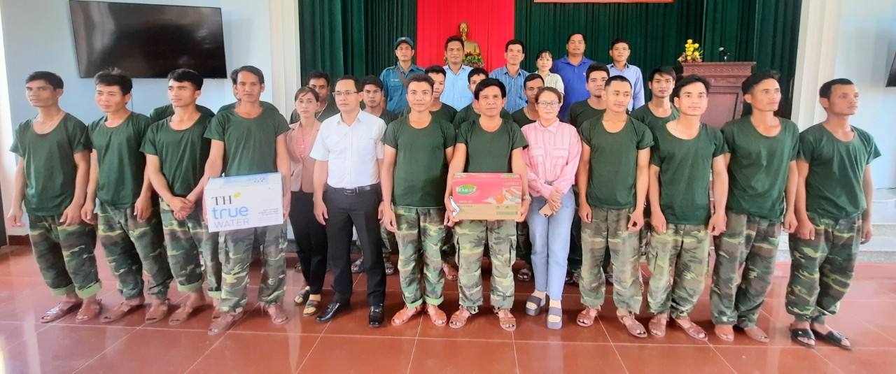 Thăm, tặng quà và động viên lực lượng quân nhân dự bị tham gia huấn luyện, diễn tập năm 2023