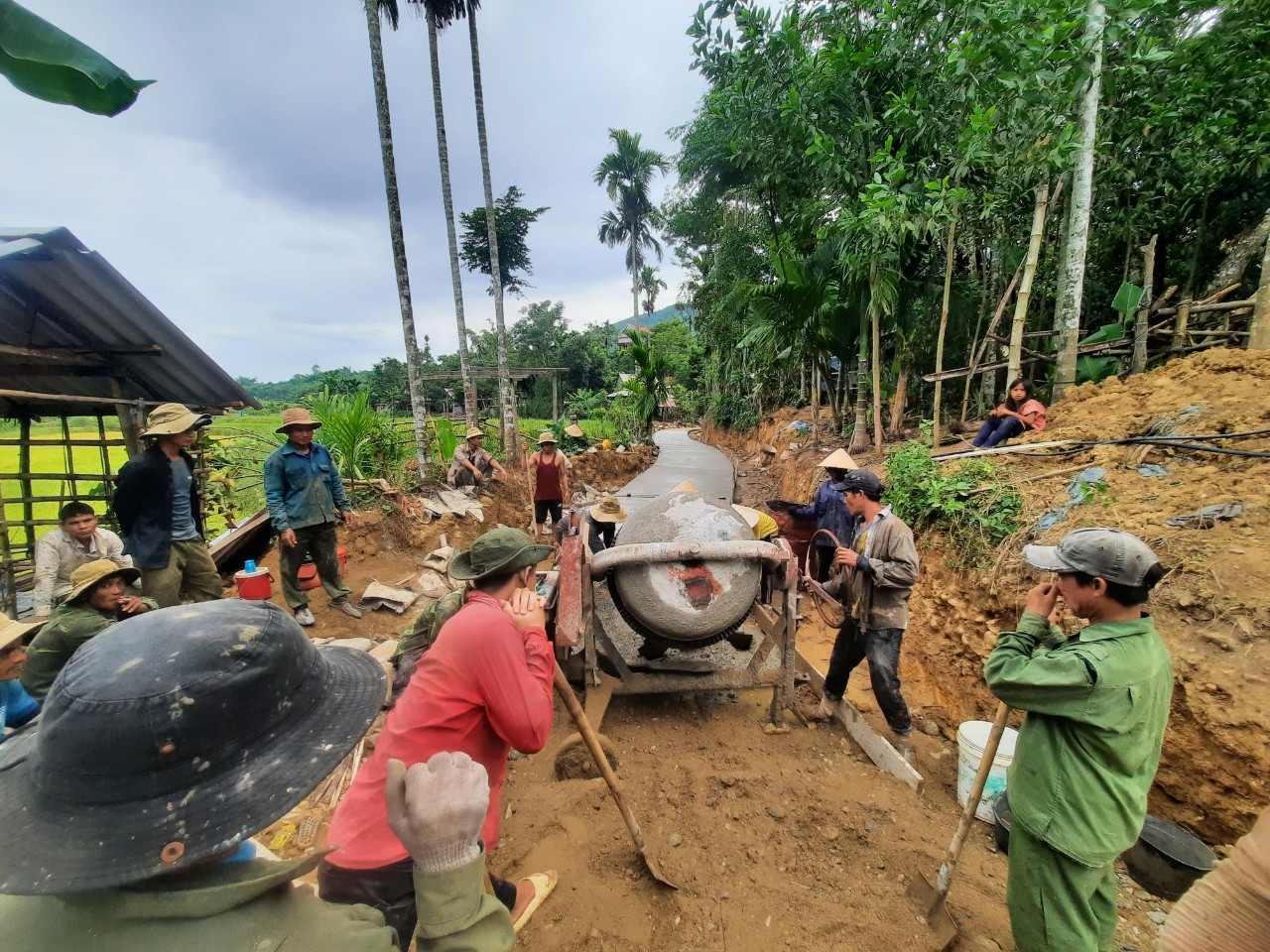 Nhân dân thôn Làng Trui, xã Ba Tiêu tích cực triển khai Chương trình làm đường bê tông nông thôn, nhà nước hỗ trợ xi măng nhân dân cùng làm