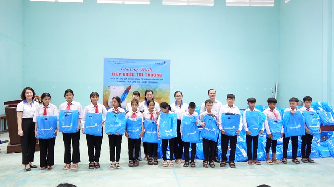 Vietinbank Quảng Ngãi đồng hành cùng học sinh Minh Long đến trường