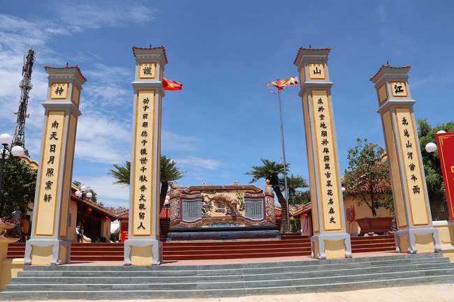 Tiếp nhận hiến tặng hiện vật liên quan đến lịch sử phát triển của tỉnh Quảng Ngãi