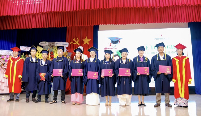 Trường Đại học Phạm Văn Đồng trao bằng tốt nghiệp đại học, cao đẳng cho 270 sinh viên