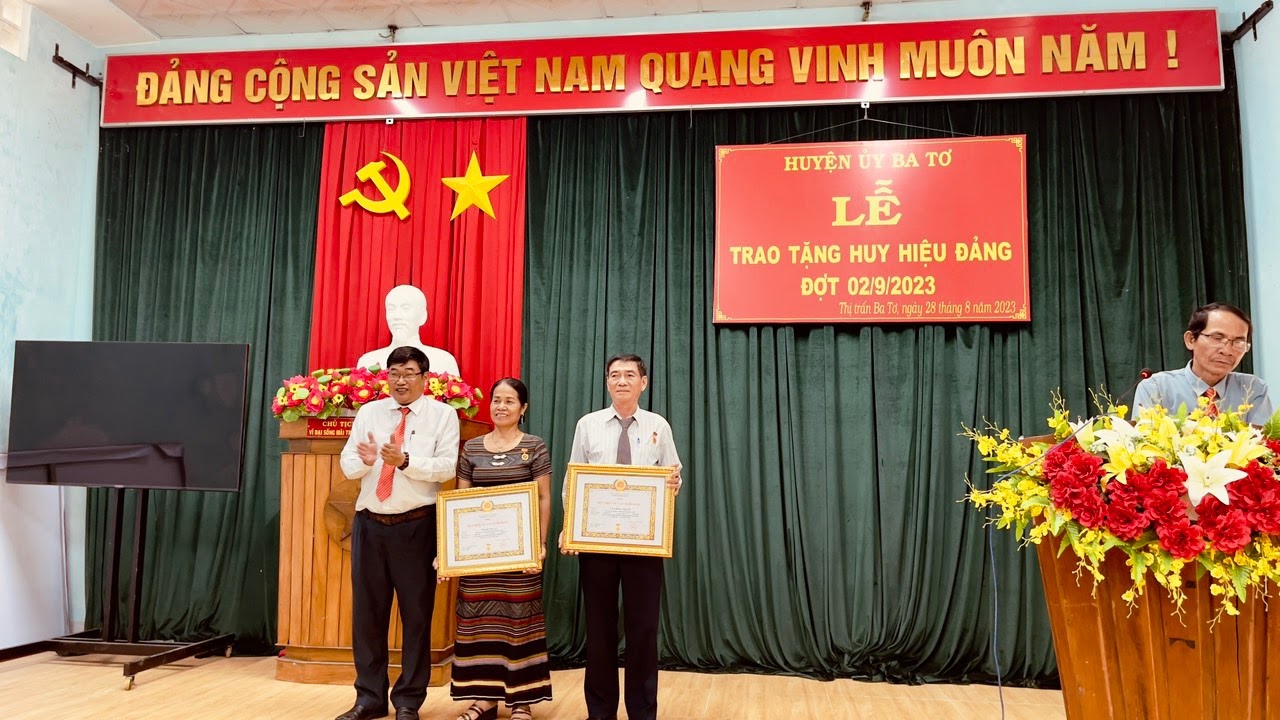 Trao tặng Huy hiệu Đảng tại Đảng bộ thị trấn Ba Tơ