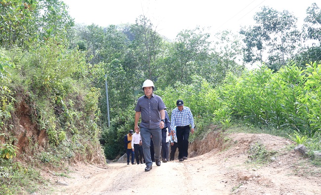 Phó Chủ tịch UBND tỉnh Võ Phiên kiểm tra thực tế một số công trình thuộc Chương trình MTQG tại huyện Ba Tơ