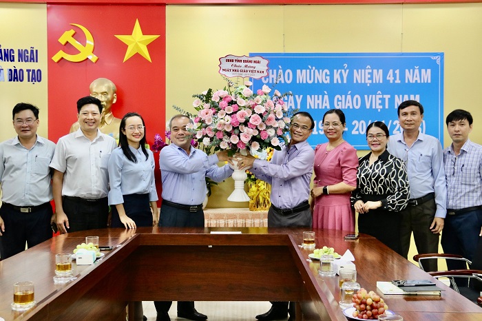 Lãnh đạo UBND tỉnh thăm và chúc mừng ngày Nhà giáo Việt Nam