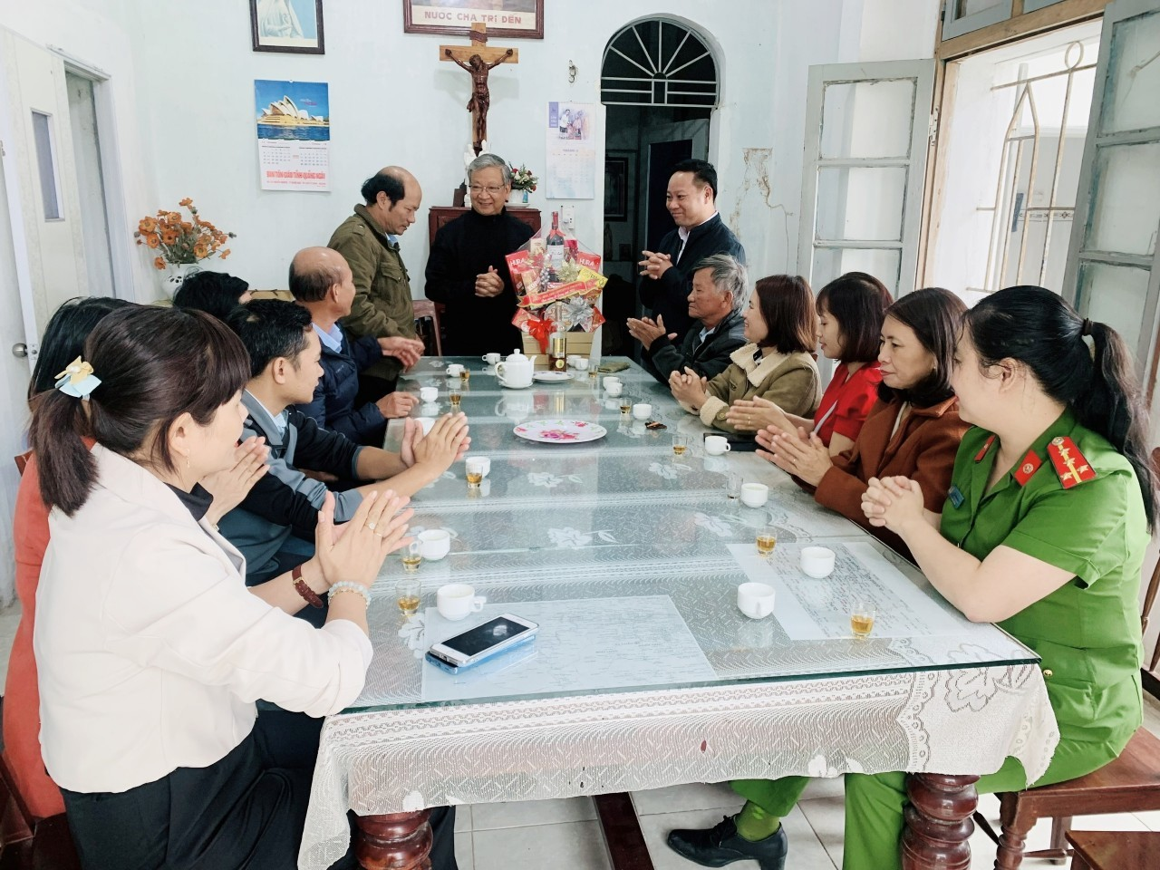 Lãnh đạo địa phương thăm và chúc mừng giáo sứ Phú Hoà và cô nhi viện Phú Hòa.