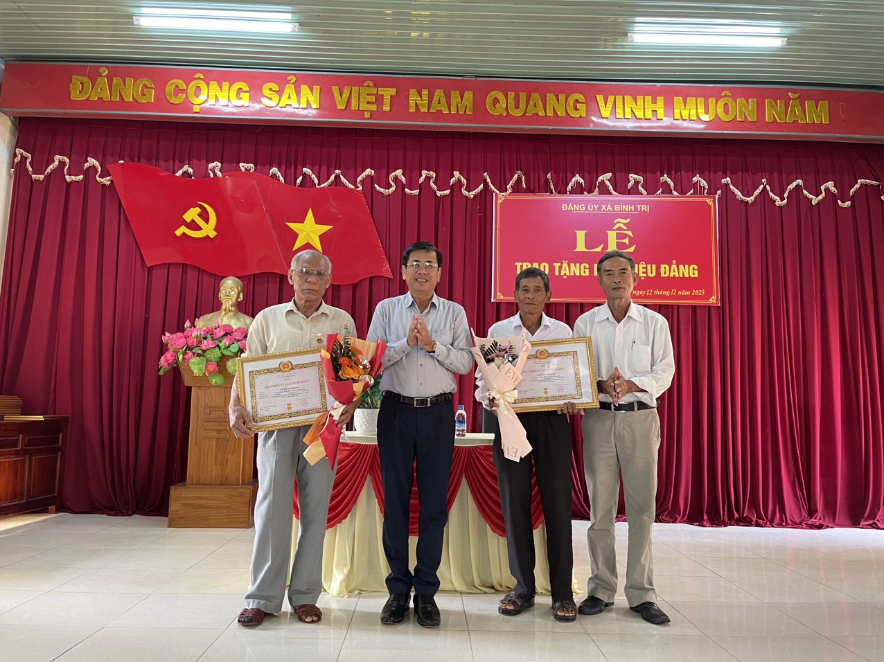 Đảng bộ xã Bình Trị trao tặng Huy hiệu Đảng