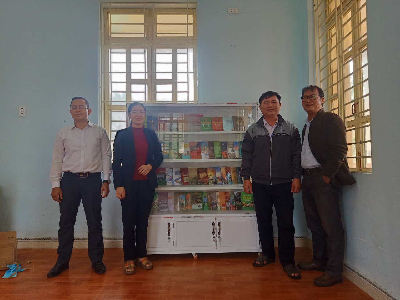 Sở Văn hóa, Thể thao và Du lịch tỉnh Quảng Ngãi bàn giao tủ sách cộng đồng cho xã Ba Tiêu