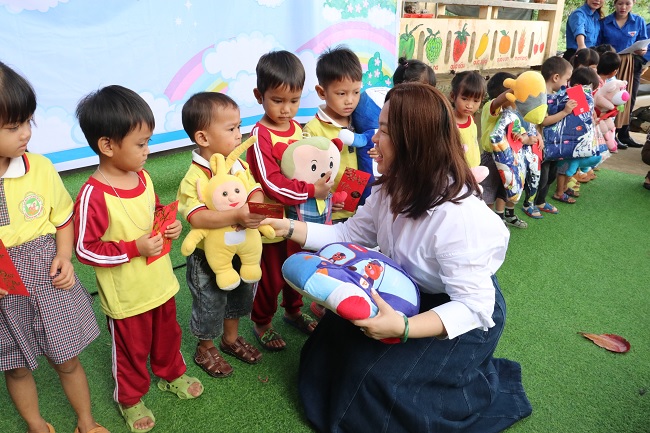 Tổ chức chương trình chia sẻ yêu thương đối với trẻ em huyện Sơn Hà