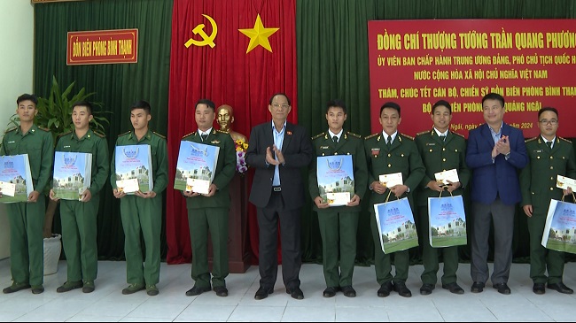 Phó Chủ tịch Quốc hội Trần Quang Phương thăm, tặng quà và chúc Tết tại Quảng Ngãi