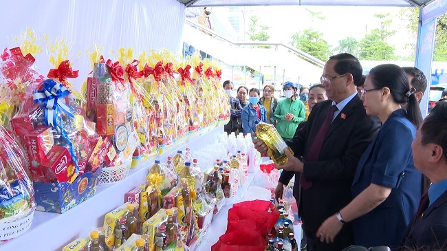 Phó Chủ tịch Quốc hội Trần Quang Phương dự Chương trình “Tết Sum vầy- Xuân chia sẻ 2024” tại Quảng Ngãi