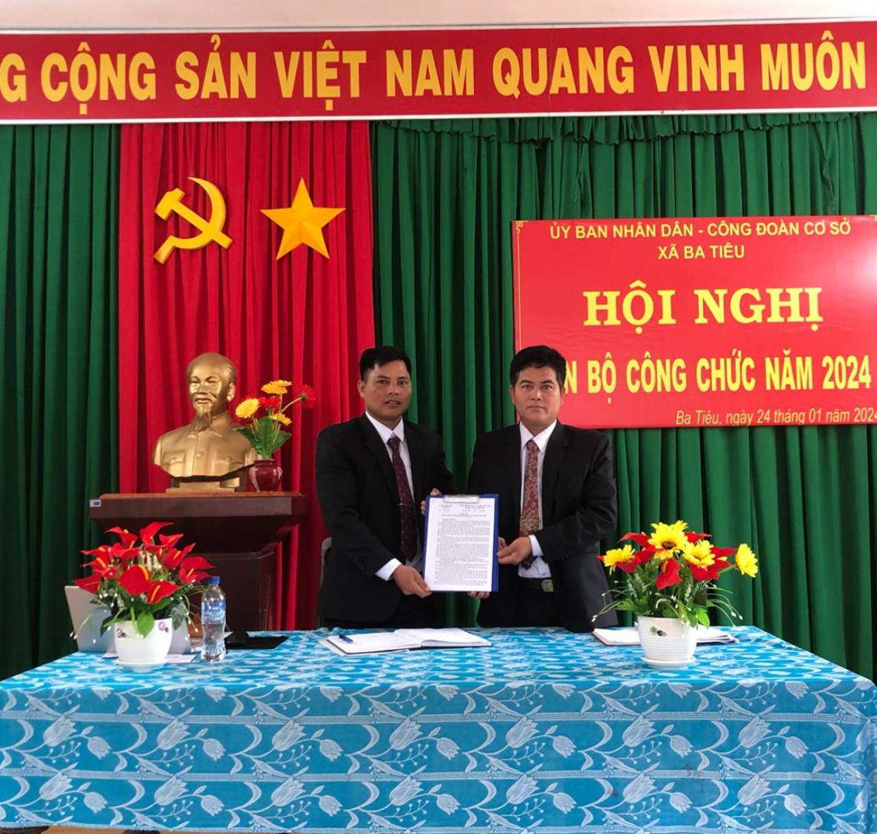 Ủy ban nhân dân xã Ba Tiêu phối hợp với Công đoàn cơ sở xã Ba Tiêu tổ chức Hội nghị cán bộ, công chức năm 2024.