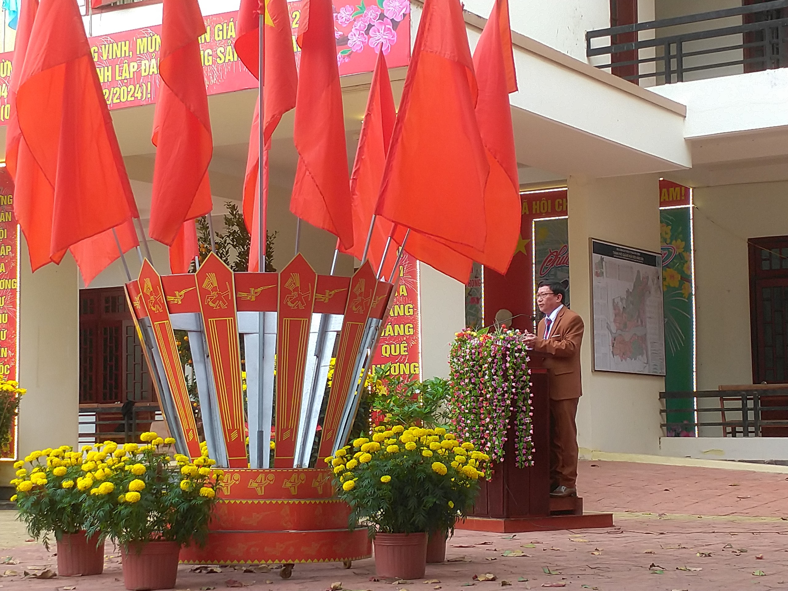 Sáng ngày 10/02/2024 (tức mùng 01 Tết Nguyên đán Giáp Thìn 2024) UBND phường tổ chức Lễ chào cờ đầu năm.