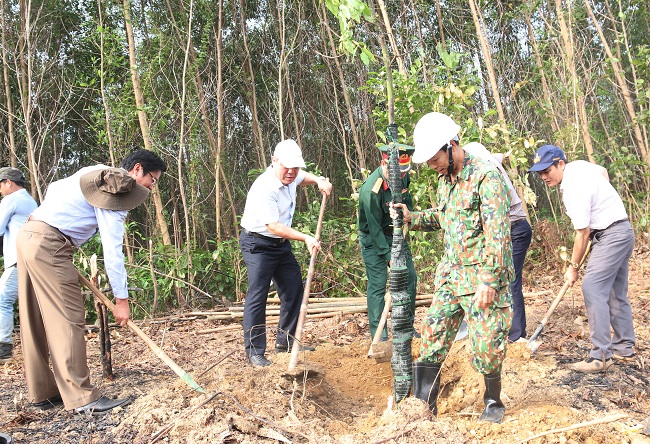 Phó Chủ tịch Thường trực UBND tỉnh Trần Hoàng Tuấn dự lễ phát động Tết trồng cây tại huyện Trà Bồng