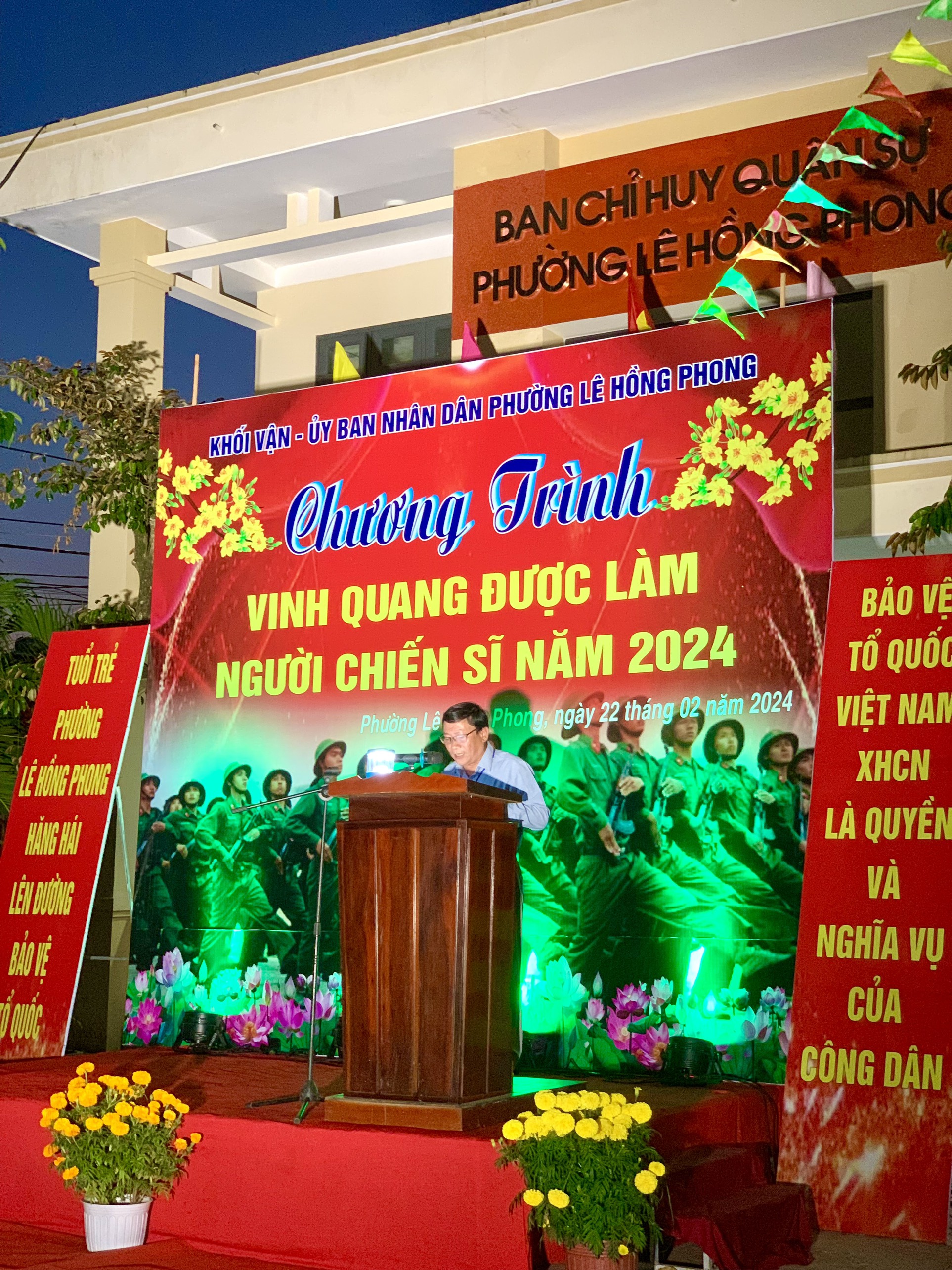 Chiều tối ngày 22 tháng 02 năm 2024 (nhằm ngày 13 tháng Giêng năm Giáp Thìn), Ủy ban nhân dân và Khối Vận phường Lê Hồng Phong phối hợp tổ chức Chương trình giao lưu “Vinh quang được làm người chiến sĩ” năm 2024.