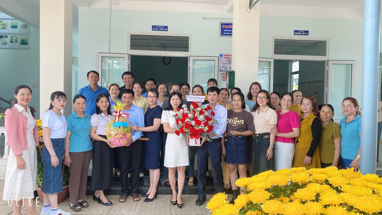 Lãnh đạo xã Bình Châu thăm chúc mừng cán bộ, nhân viên Trạm y tế xã Bình Châu nhân Kỷ niệm 69 năm Ngày Thầy thuốc Việt Nam (27/02/1955 -27/02/2024).