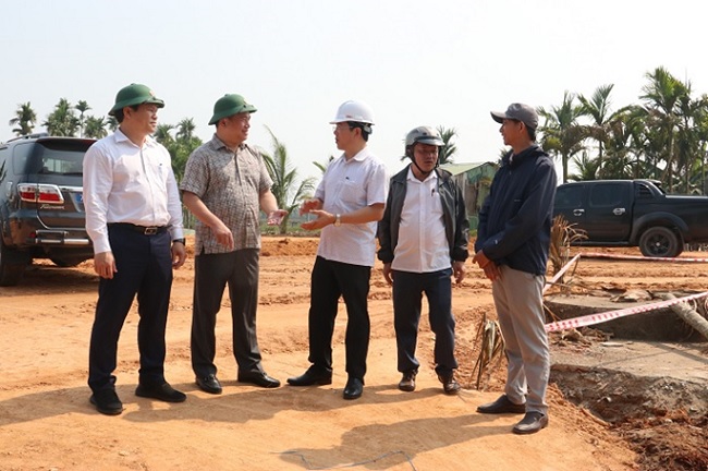 Provincial leaders inspect site clearance of the expressway project in Tu Nghia district