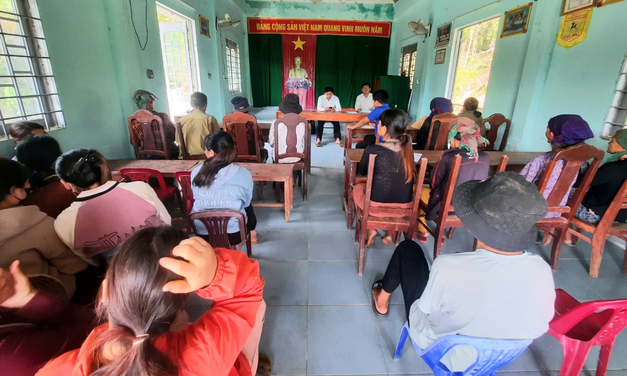 UBND xã Ba Tiêu tổ chức tuyên truyền pháp luật cho nhân dân thôn Làng Trui
