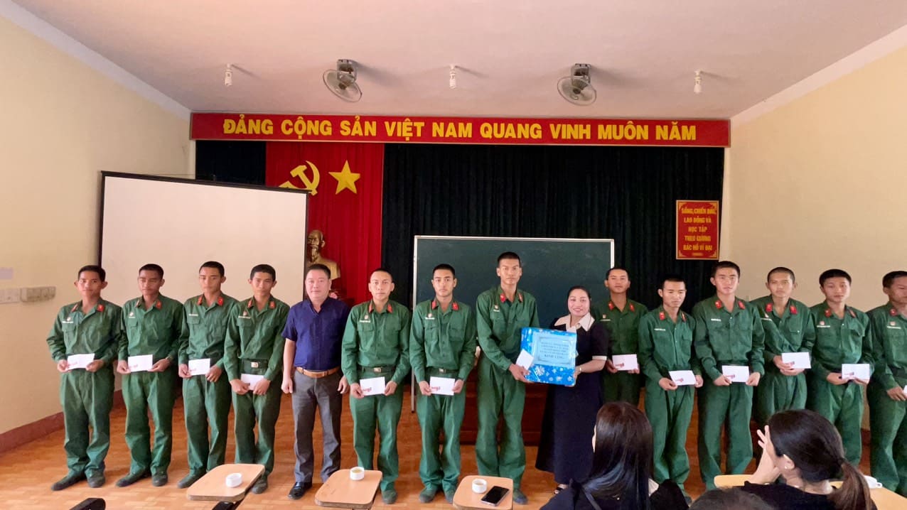 Thường trực Đảng ủy – Thường trực HĐND – UBND – UBMTTQ Việt Nam xã tổ chức thăm hỏi, động viên chiến sĩ mới năm 2024