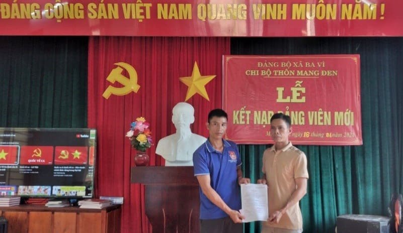 Chi bộ thôn Mang Đen tổ chức Lễ kết nạp Đảng viên mới