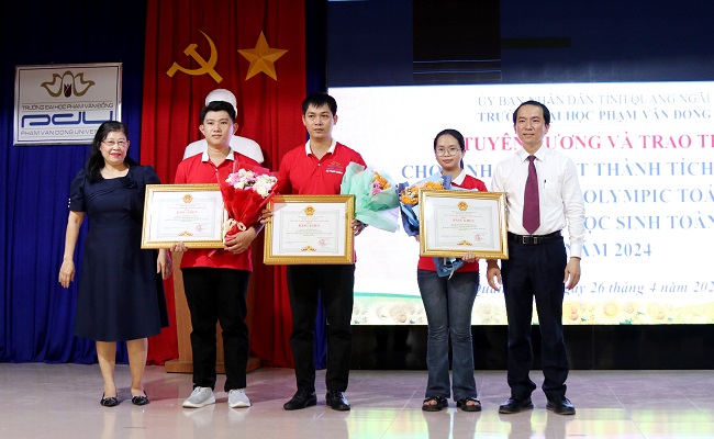 Tuyên dương và trao thưởng cho sinh viên đạt thành tích xuất sắc trong kỳ thi Olympic toán